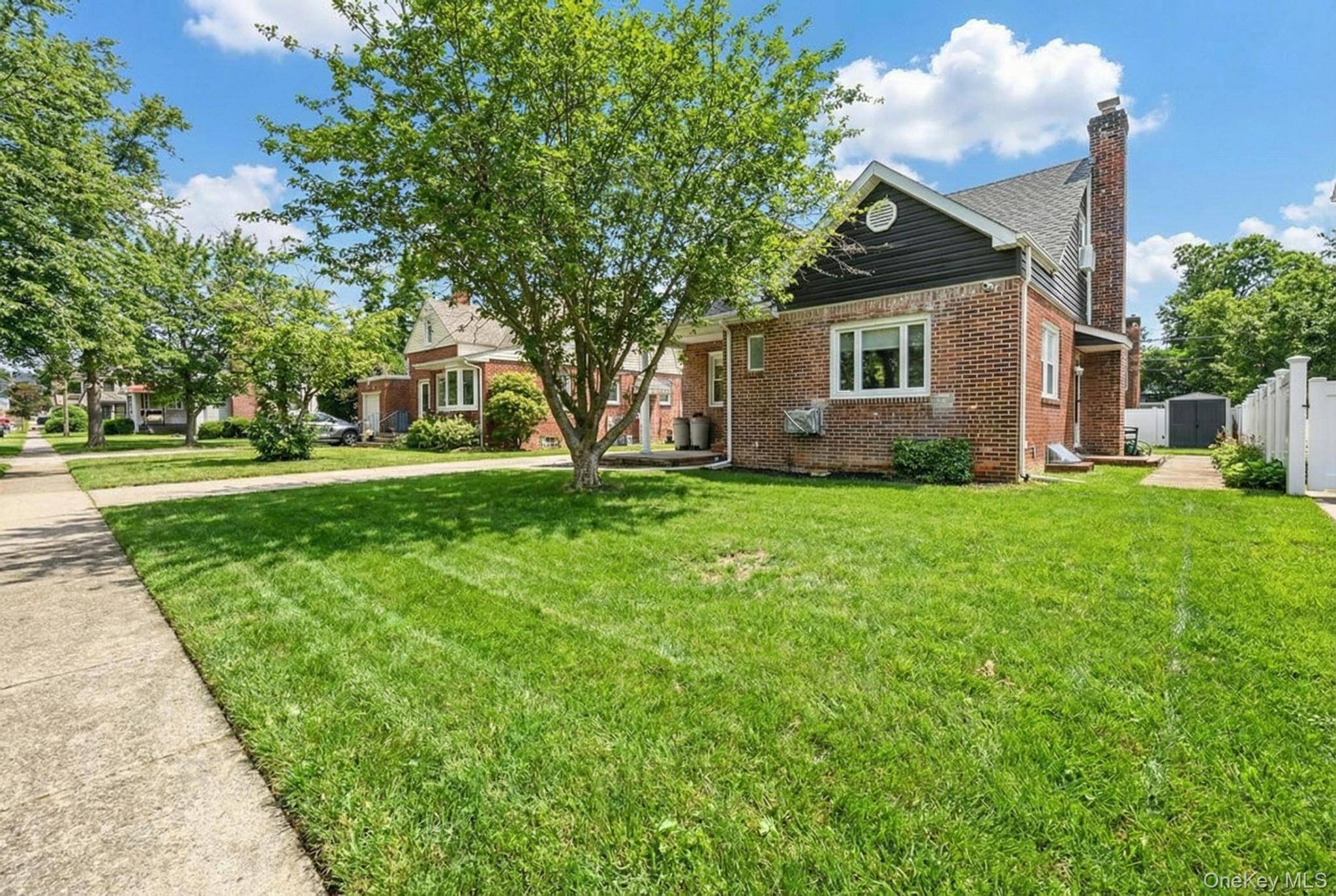 Casa de 3 Dormitorios en Venta en New Hyde Park - Nueva York - EE. UU. - 2