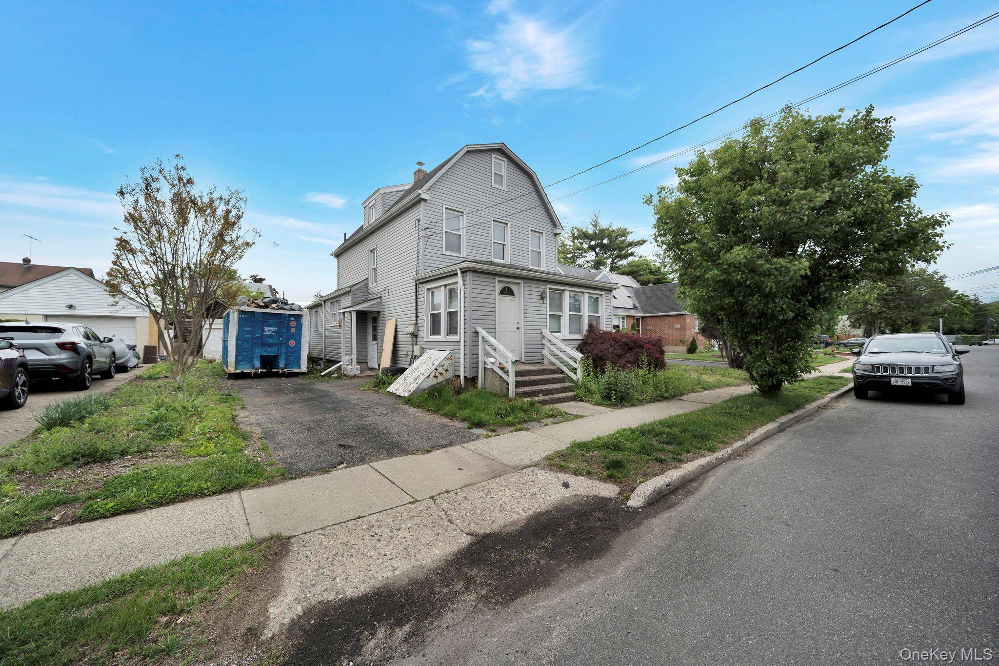 3 Bedroom Home for Sale in New Hyde Park - New York - USA - 2