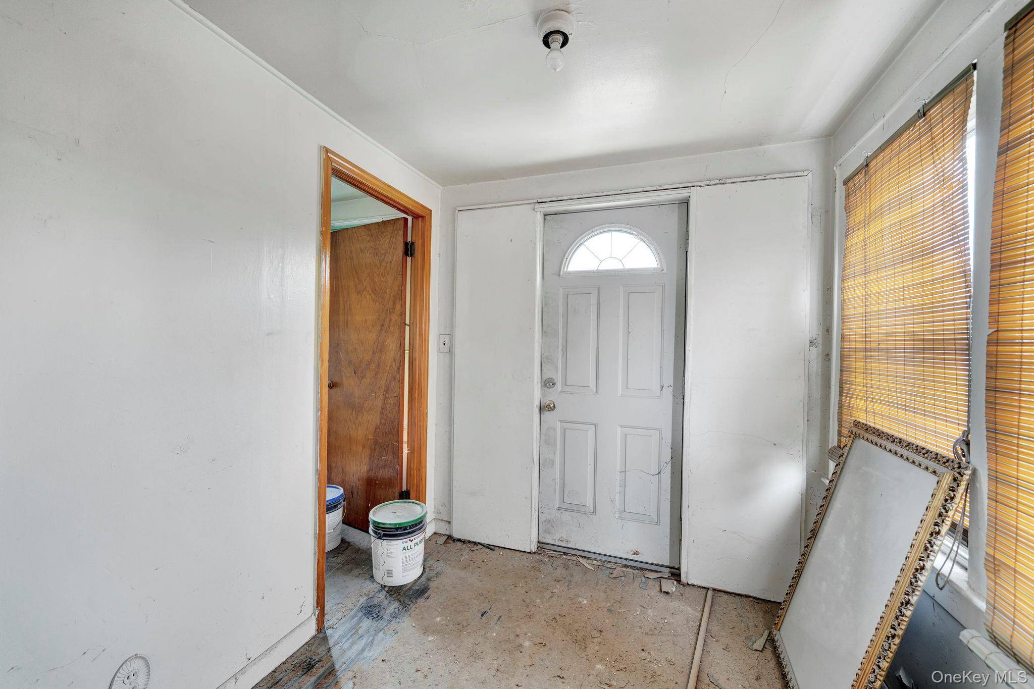 3 Bedroom Home for Sale in New Hyde Park - New York - USA - 5