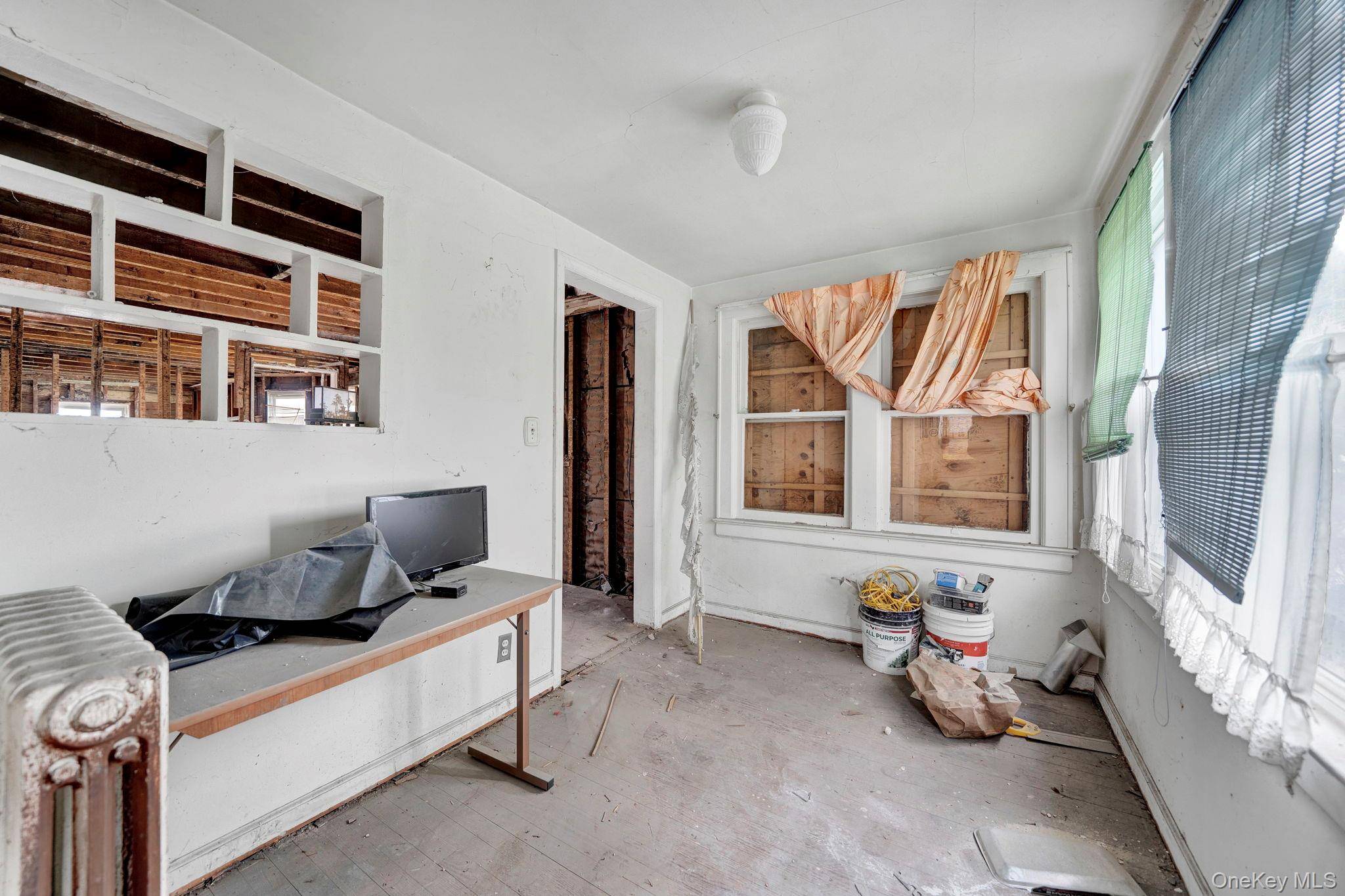 3 Bedroom Home for Sale in New Hyde Park - New York - USA - 6