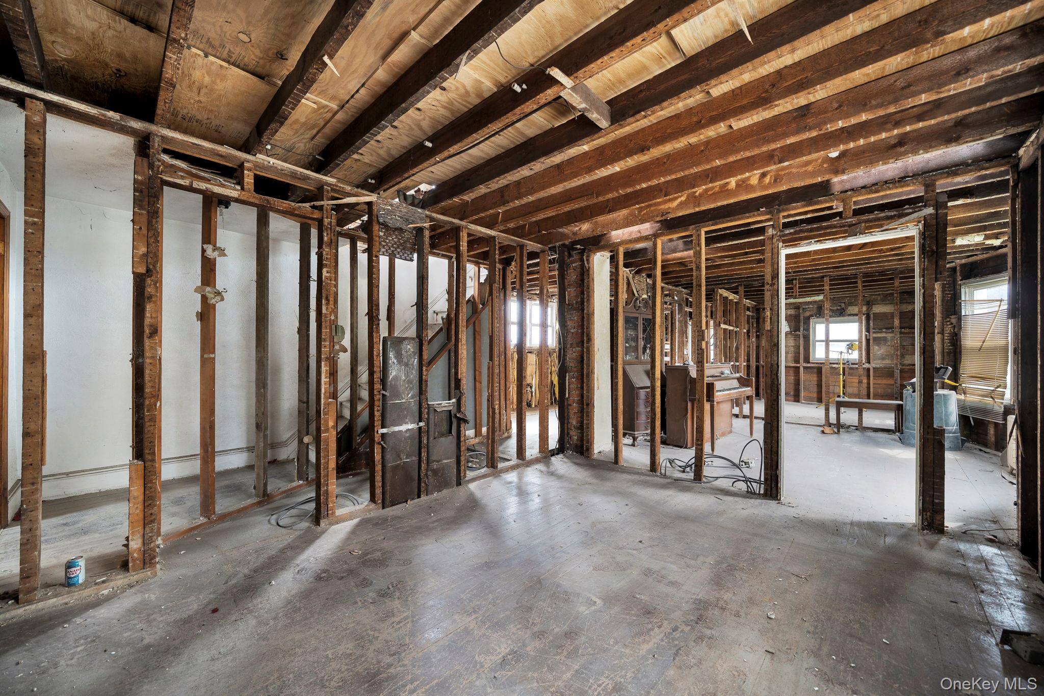 3 Bedroom Home for Sale in New Hyde Park - New York - USA - 7