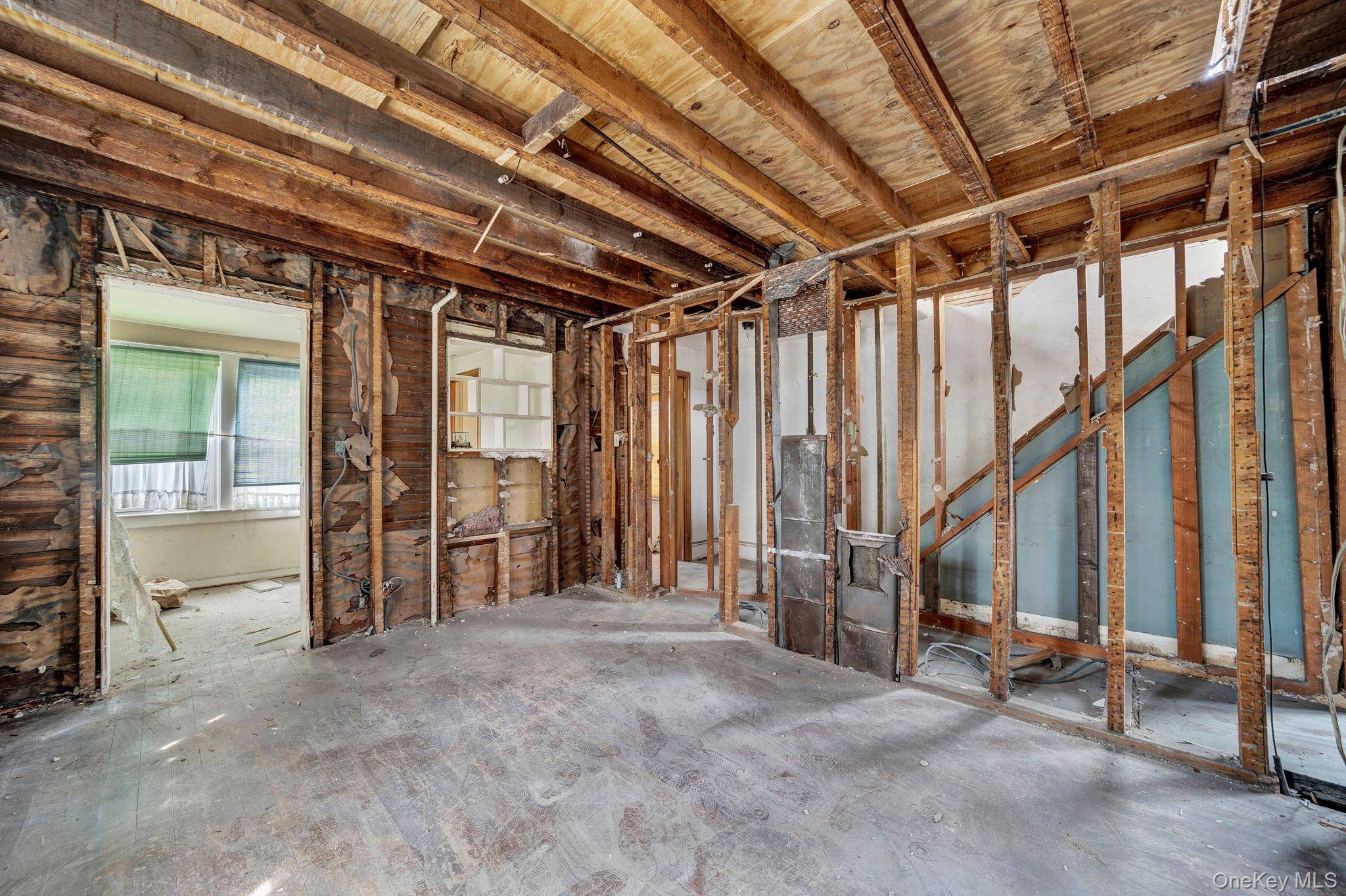 3 Bedroom Home for Sale in New Hyde Park - New York - USA - 8
