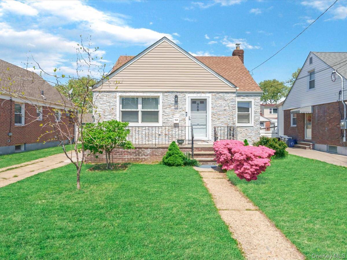 3 Bedroom Home for Sale in New Hyde Park - New York - USA - 1