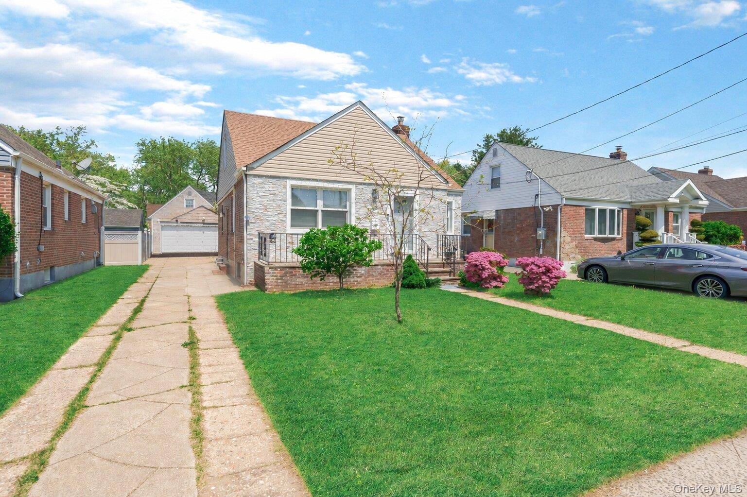 3 Bedroom Home for Sale in New Hyde Park - New York - USA - 2
