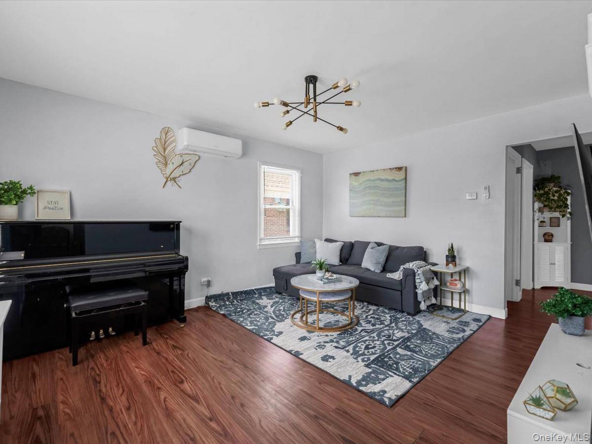 3 Bedroom Home for Sale in New Hyde Park - New York - USA - 3