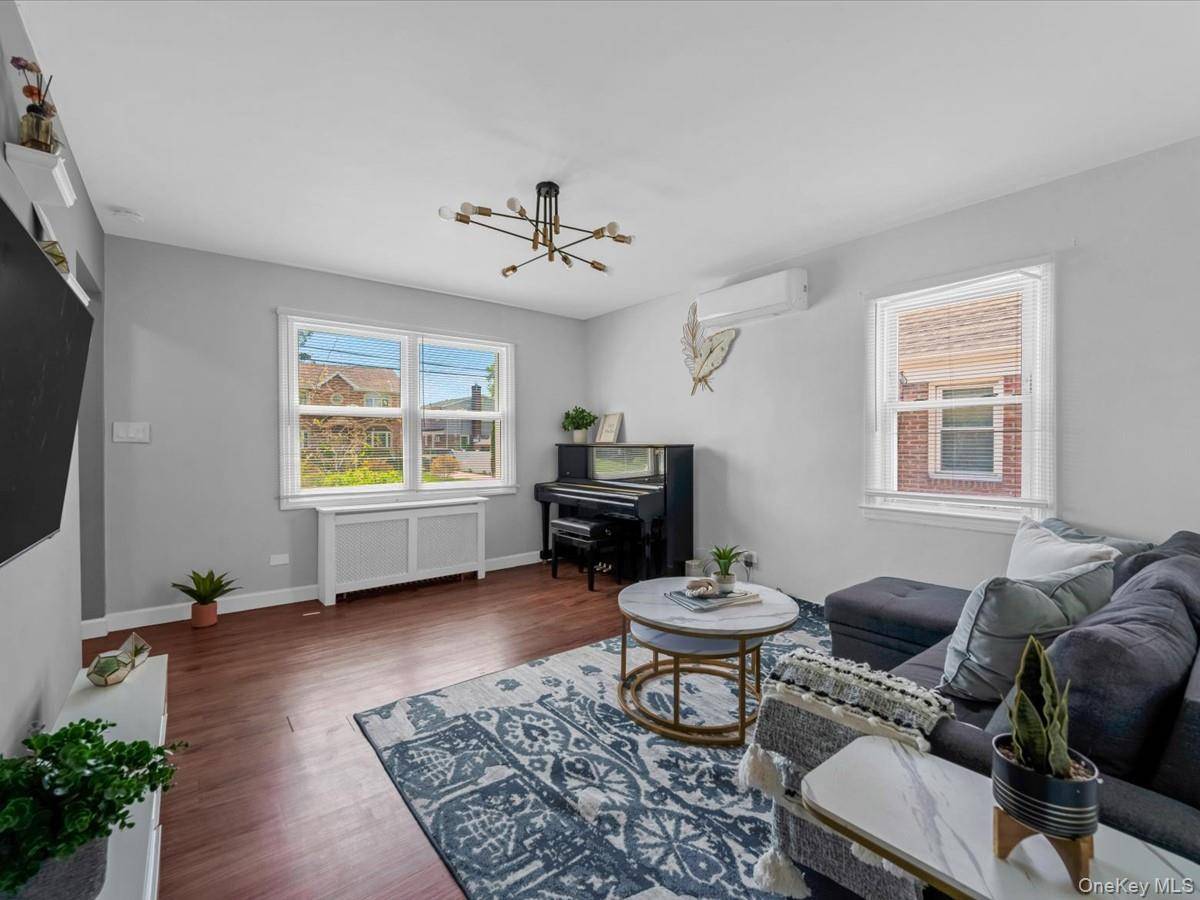 3 Bedroom Home for Sale in New Hyde Park - New York - USA - 4