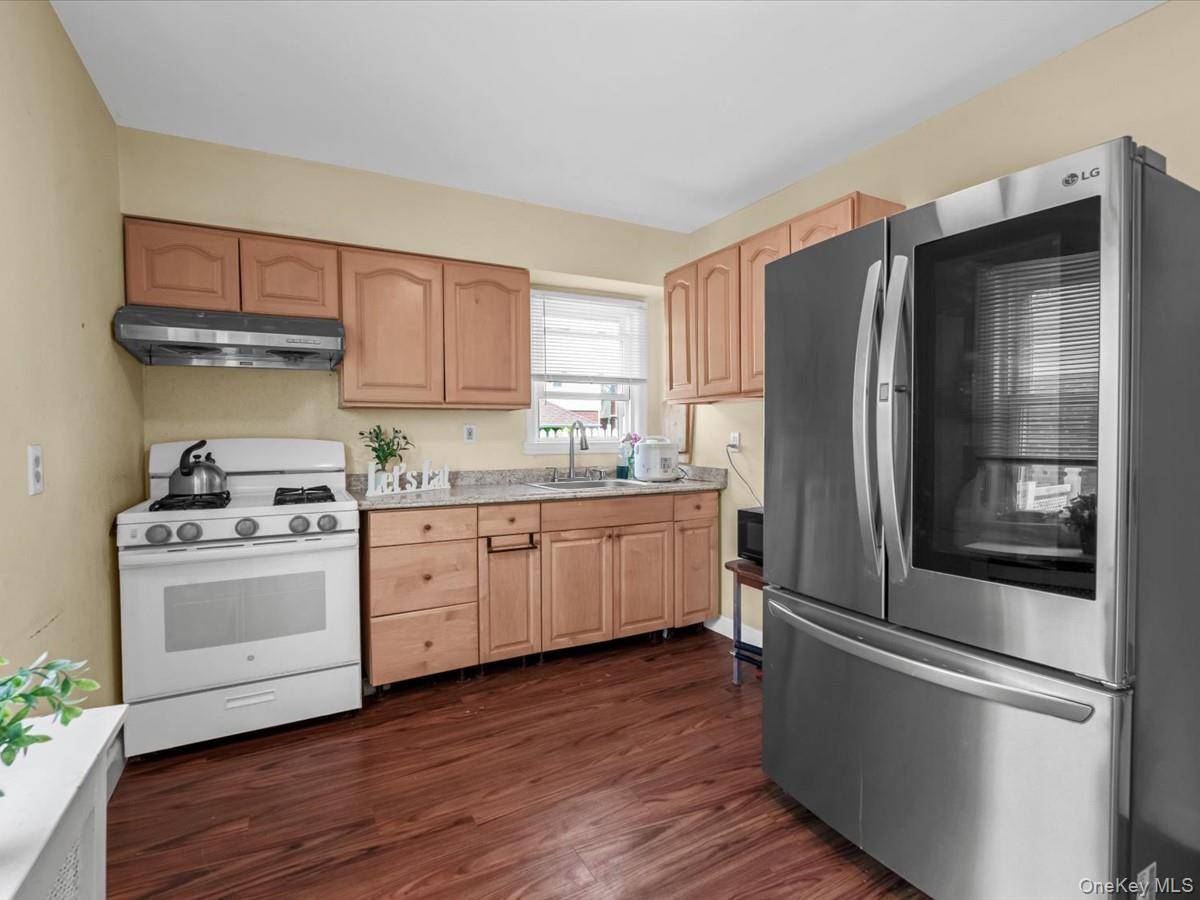3 Bedroom Home for Sale in New Hyde Park - New York - USA - 5