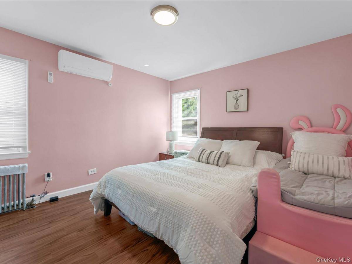 3 Bedroom Home for Sale in New Hyde Park - New York - USA - 6