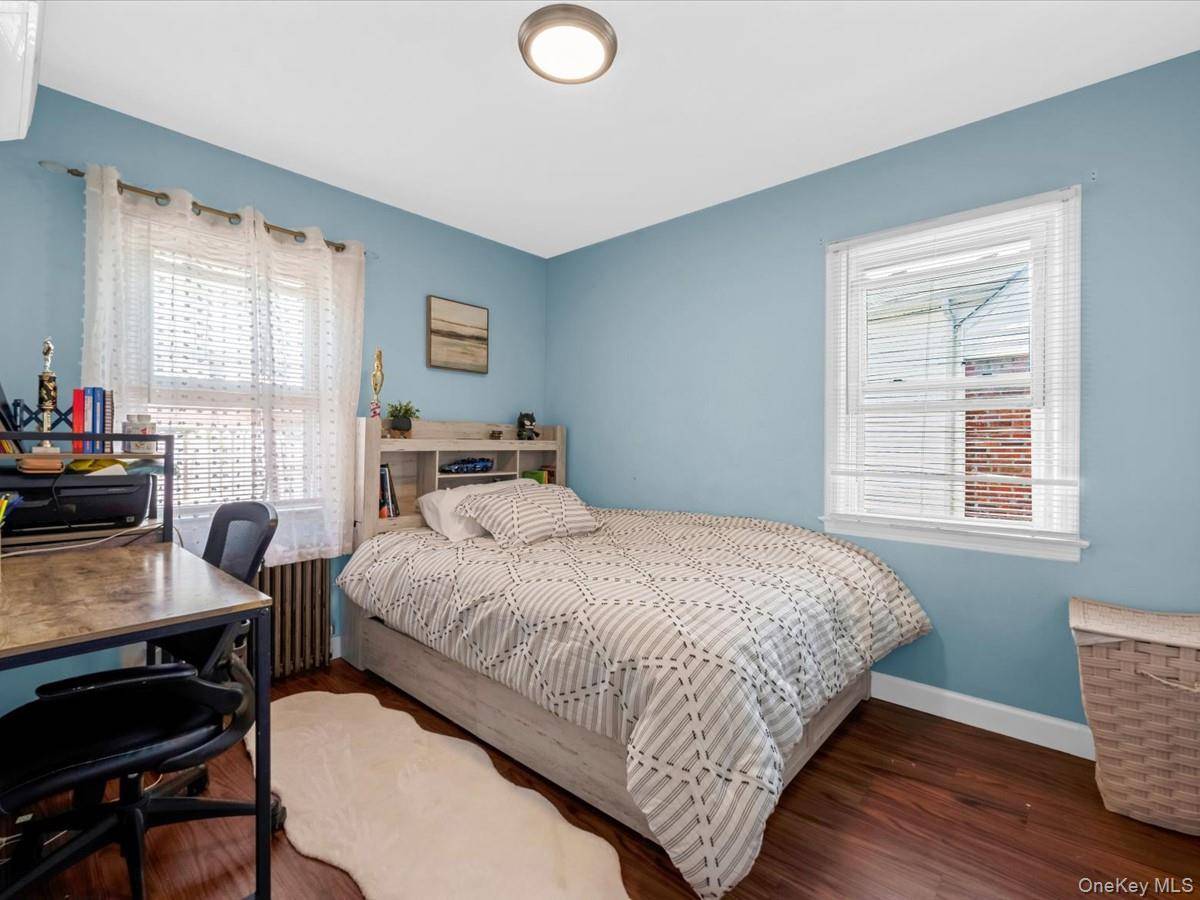 3 Bedroom Home for Sale in New Hyde Park - New York - USA - 7