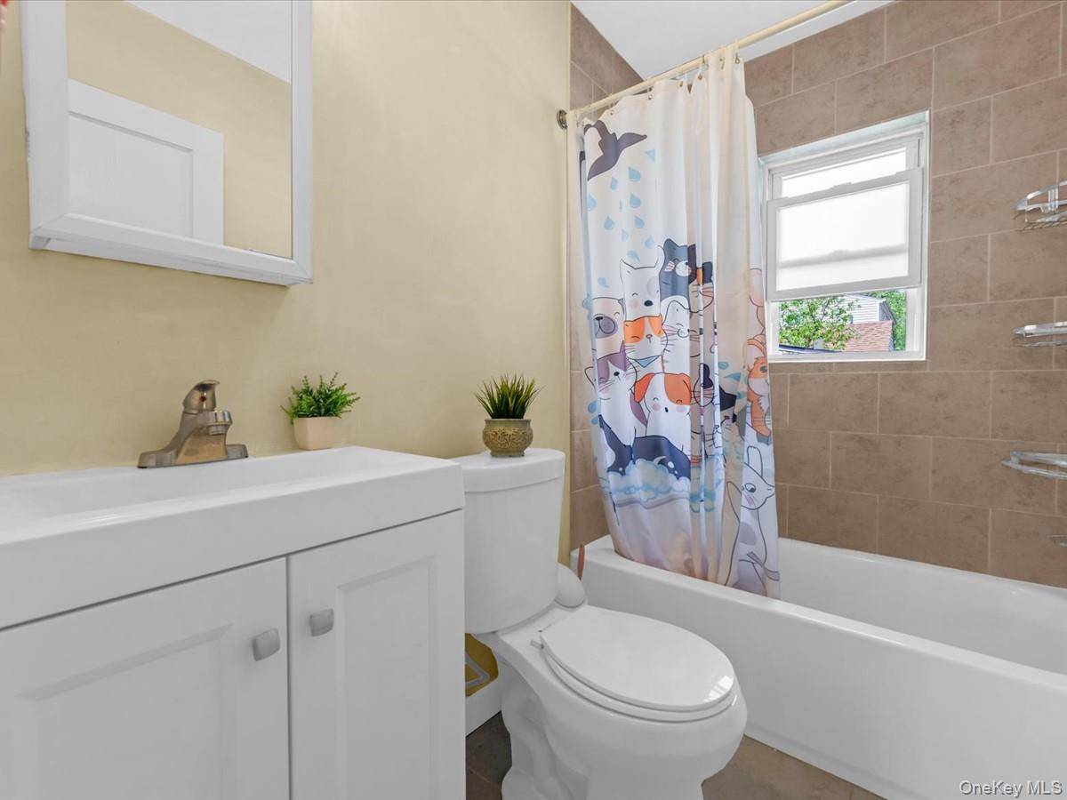 3 Bedroom Home for Sale in New Hyde Park - New York - USA - 8