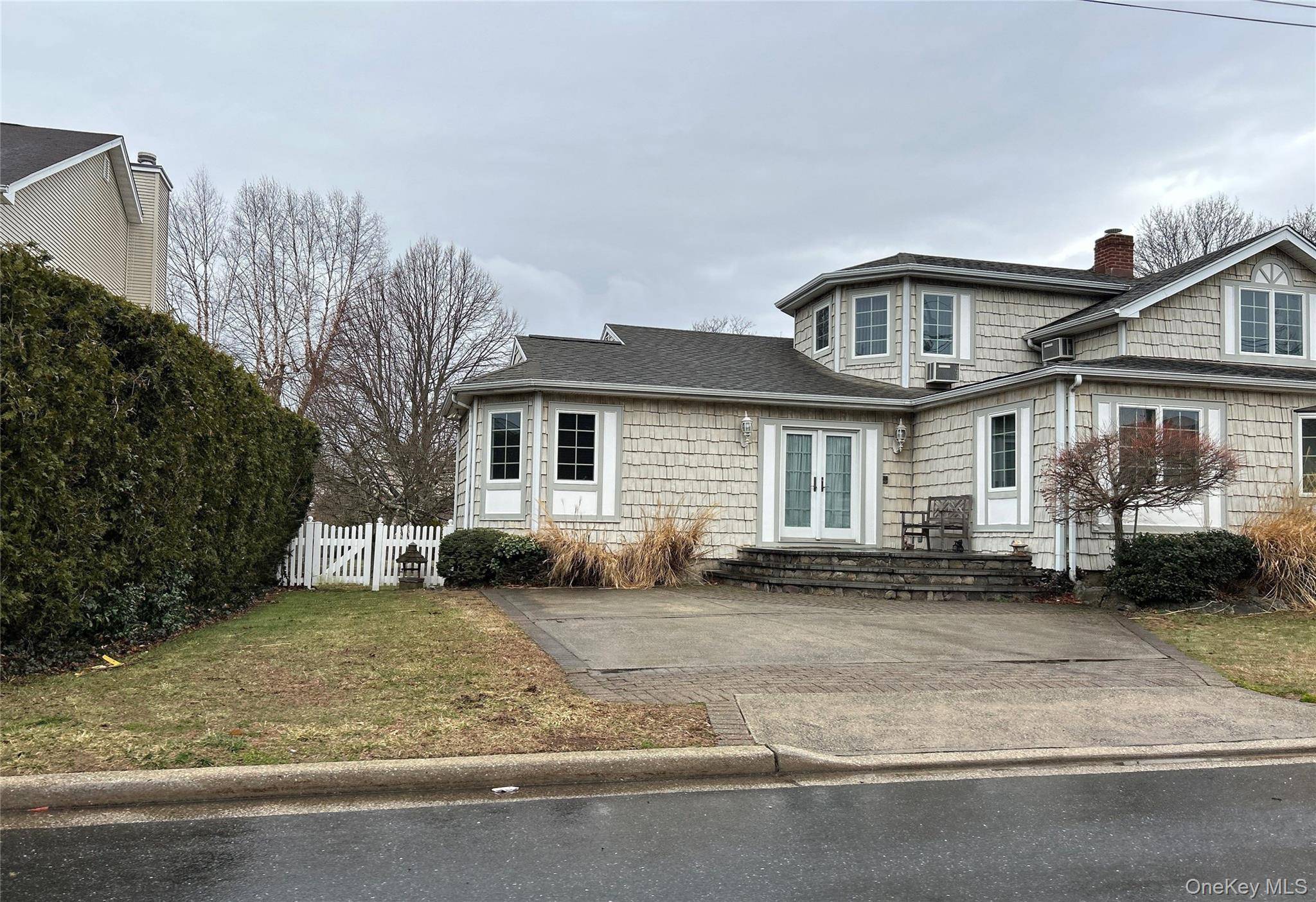 3-Bedroom House for Sale in North Merrick, New York, USA - 2