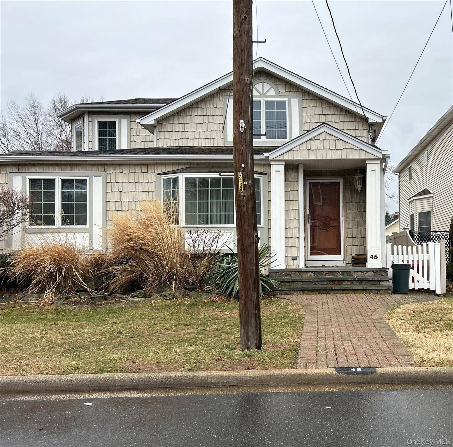 3-Bedroom House for Sale in North Merrick, New York, USA - 3