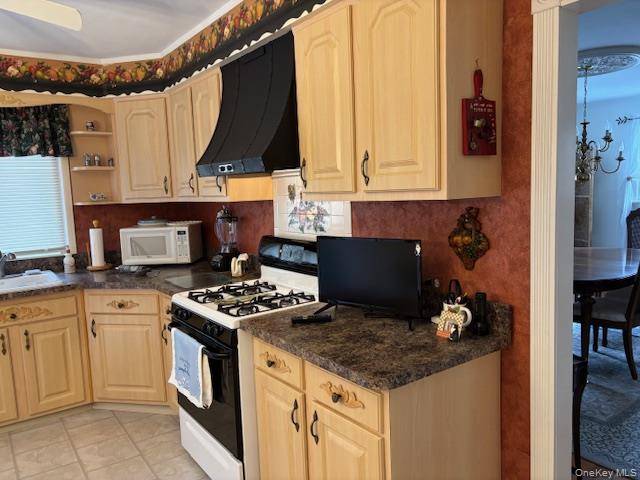 3 Bedroom Home for Sale in Oakdale - New York - USA - 5