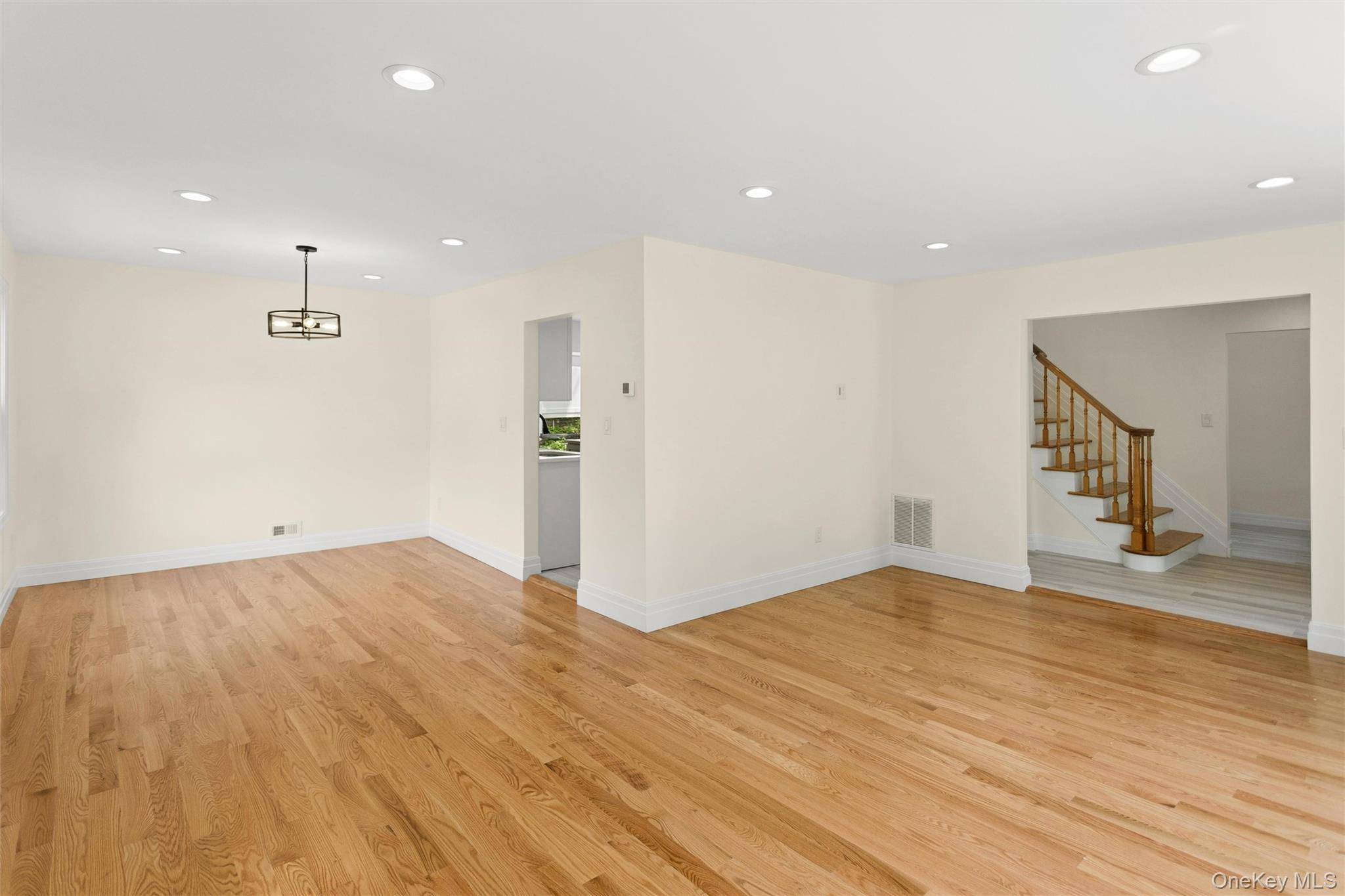 Casa com 3 Quartos à Venda em Old Bethpage - Nova Iorque - EUA - 4