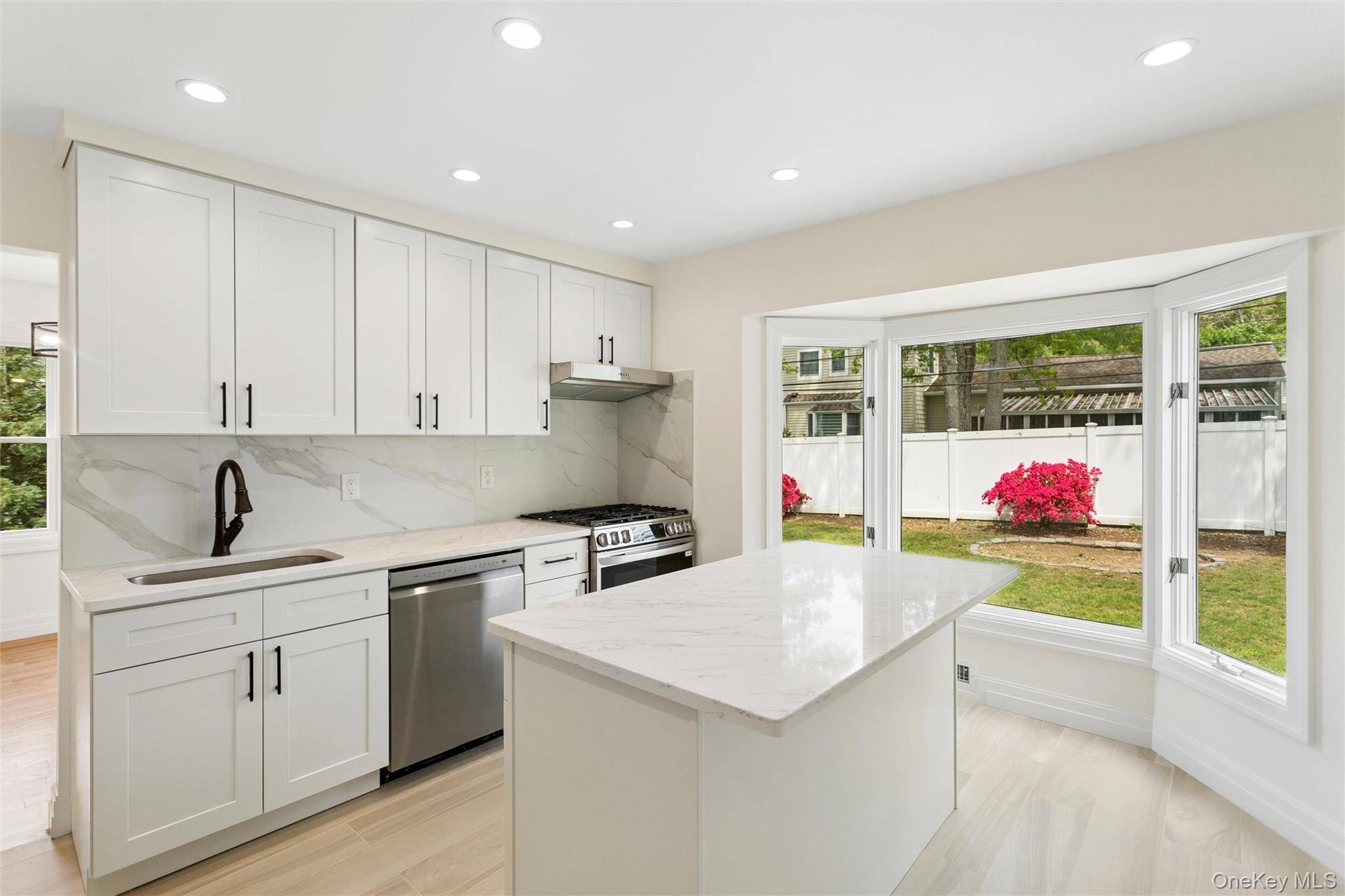 Casa com 3 Quartos à Venda em Old Bethpage - Nova Iorque - EUA - 6