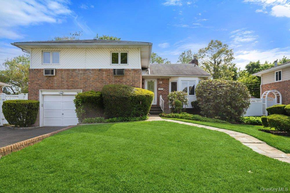 3 Bedroom Home for Sale in Plainview - New York - USA - 1