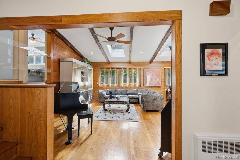 3 Bedroom Home for Sale in Plainview - New York - USA - 3