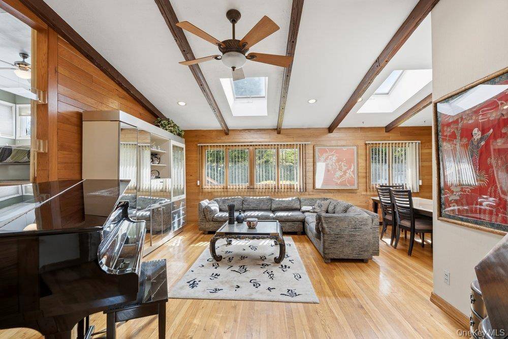 3 Bedroom Home for Sale in Plainview - New York - USA - 4
