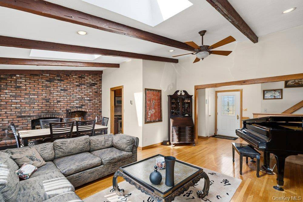 3 Bedroom Home for Sale in Plainview - New York - USA - 7