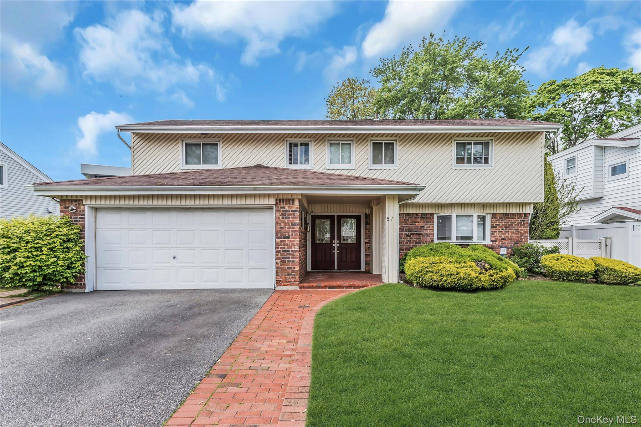 Casa de 3 Dormitorios en Venta en Plainview - Nueva York - EE. UU. - 1