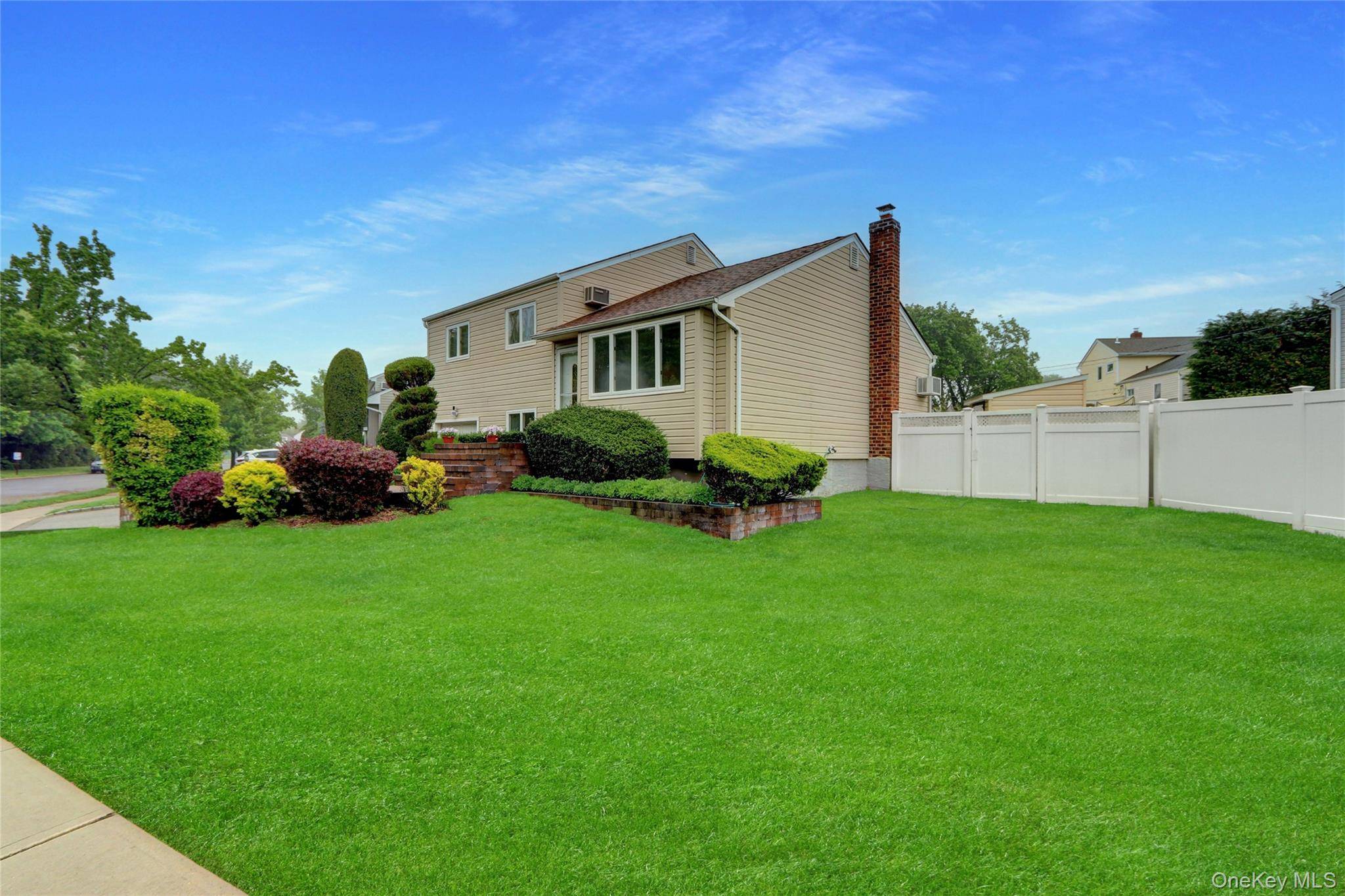 Casa de 3 Dormitorios en Venta en Plainview - Nueva York - EE. UU. - 2