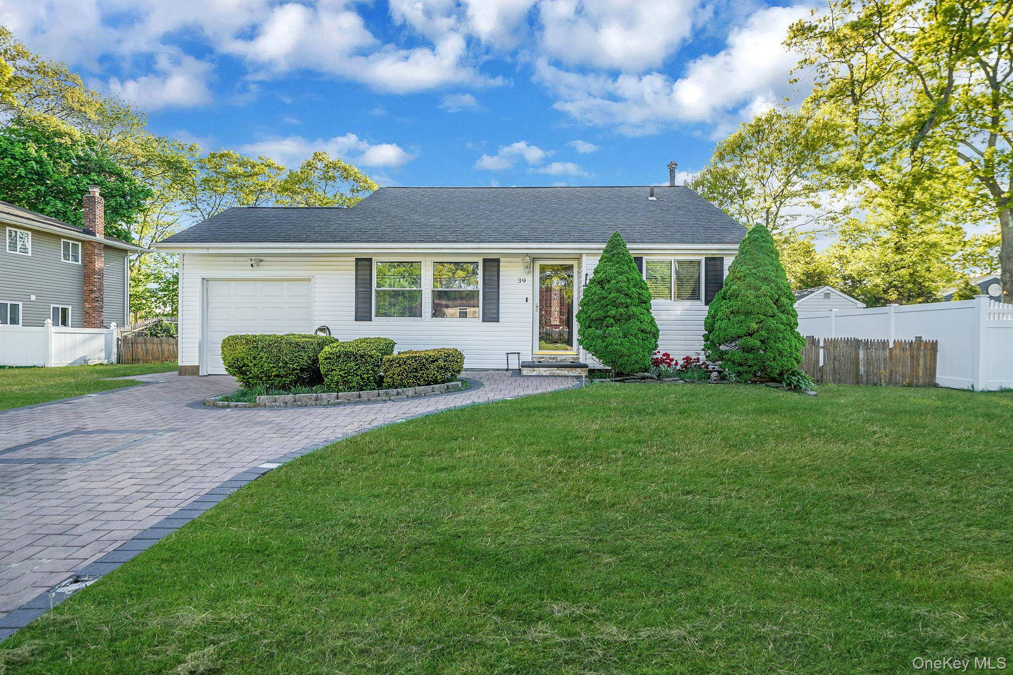 Casa de 3 Dormitorios en Venta en Port Jefferson - Nueva York - EE. UU. - 2
