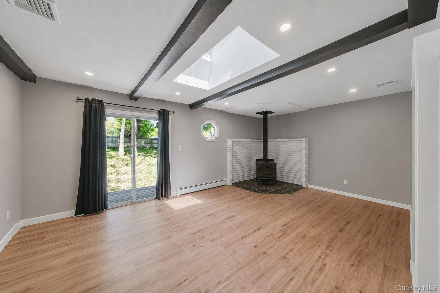 Casa com 3 Quartos à Venda em Port Jefferson Station - Nova Iorque - EUA - 2