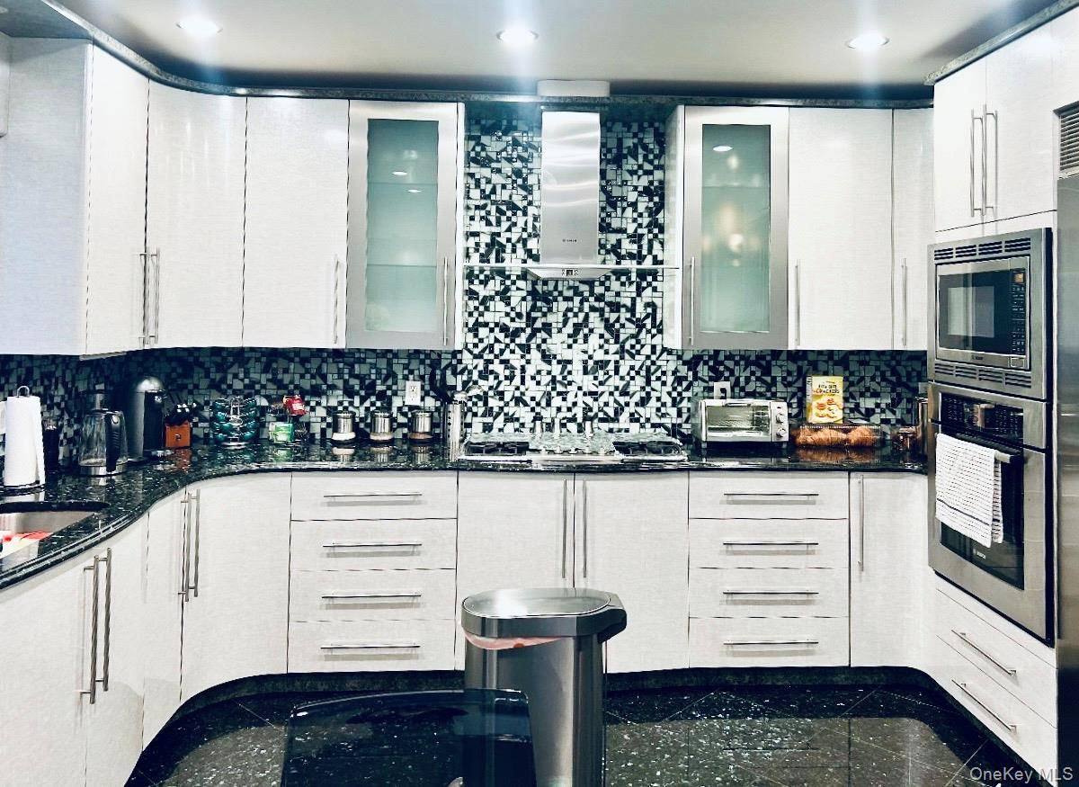 3 Bedroom Home for Sale in Rego Park - New York - USA - 6