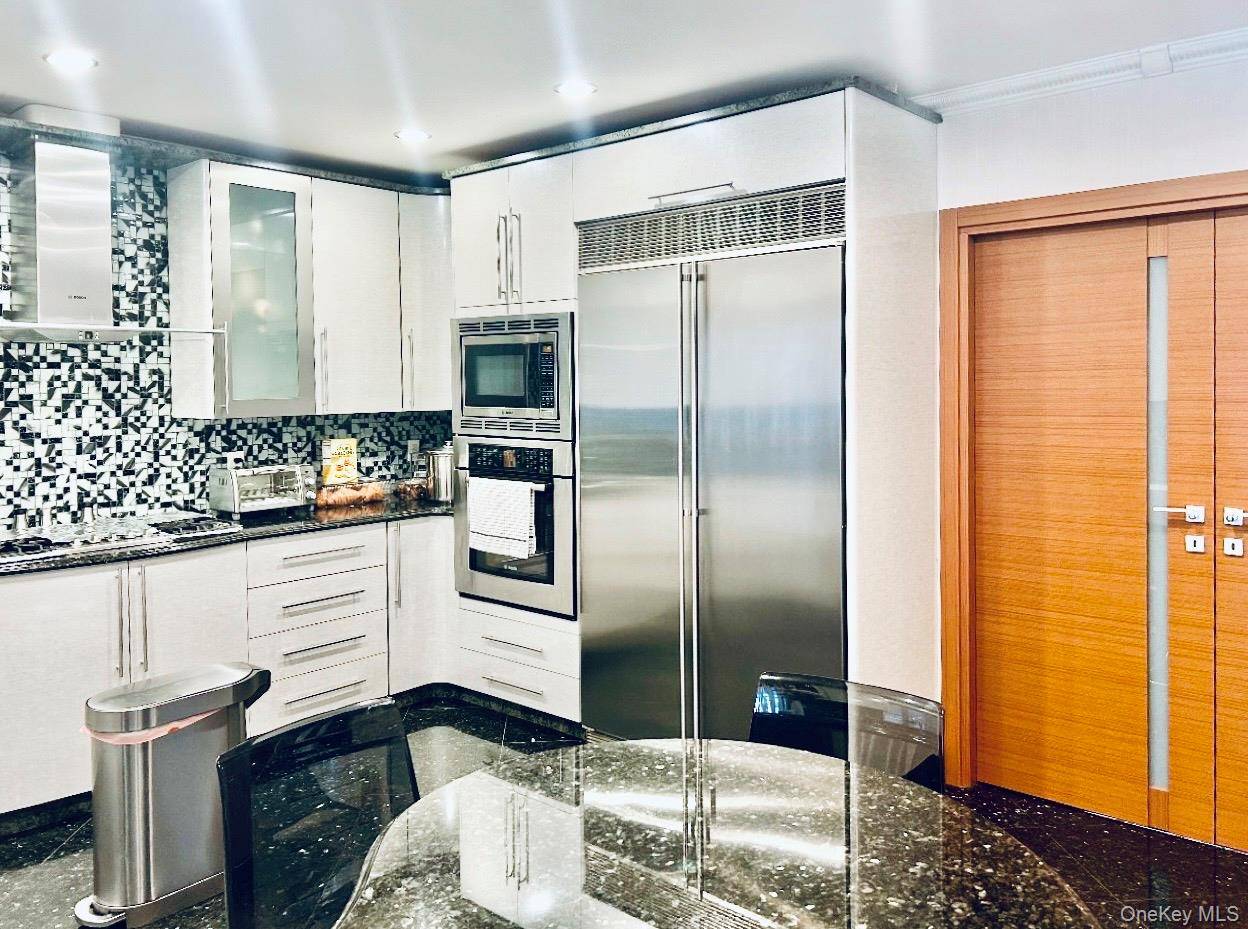 3 Bedroom Home for Sale in Rego Park - New York - USA - 7