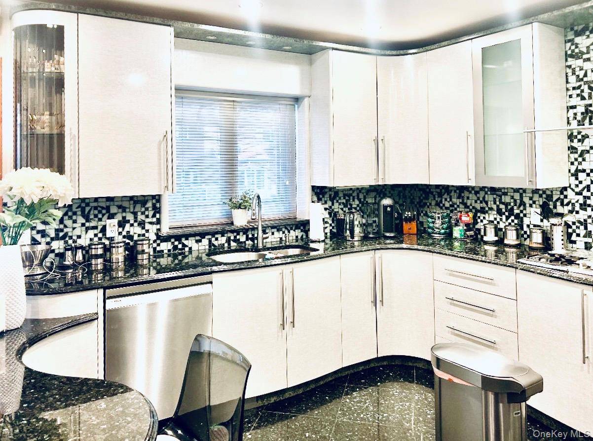 3 Bedroom Home for Sale in Rego Park - New York - USA - 8