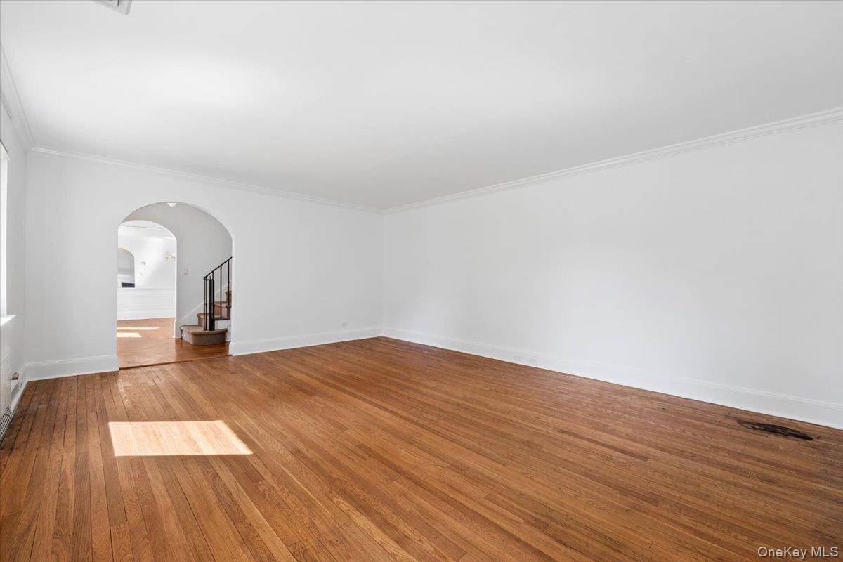 3 Bedroom Home for Sale in Scarsdale - New York - USA - 5
