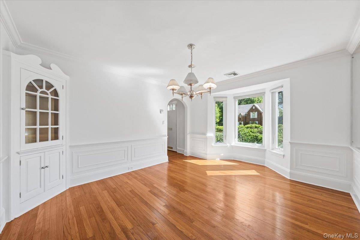 3 Bedroom Home for Sale in Scarsdale - New York - USA - 8