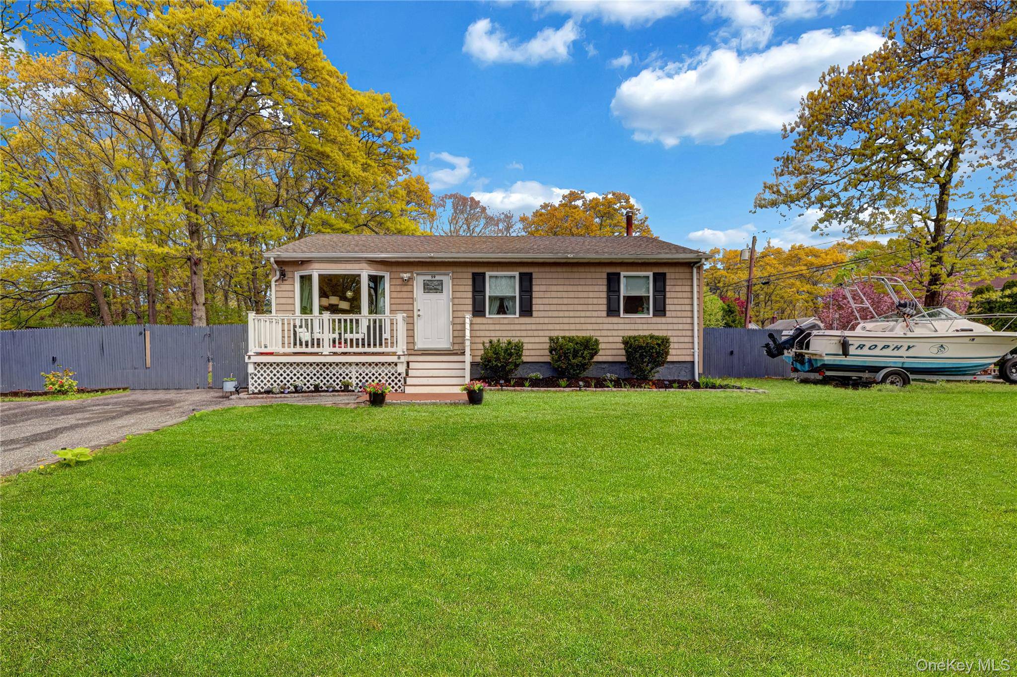 Casa de 3 Dormitorios en Venta en Shirley - Nueva York - EE. UU. - 1