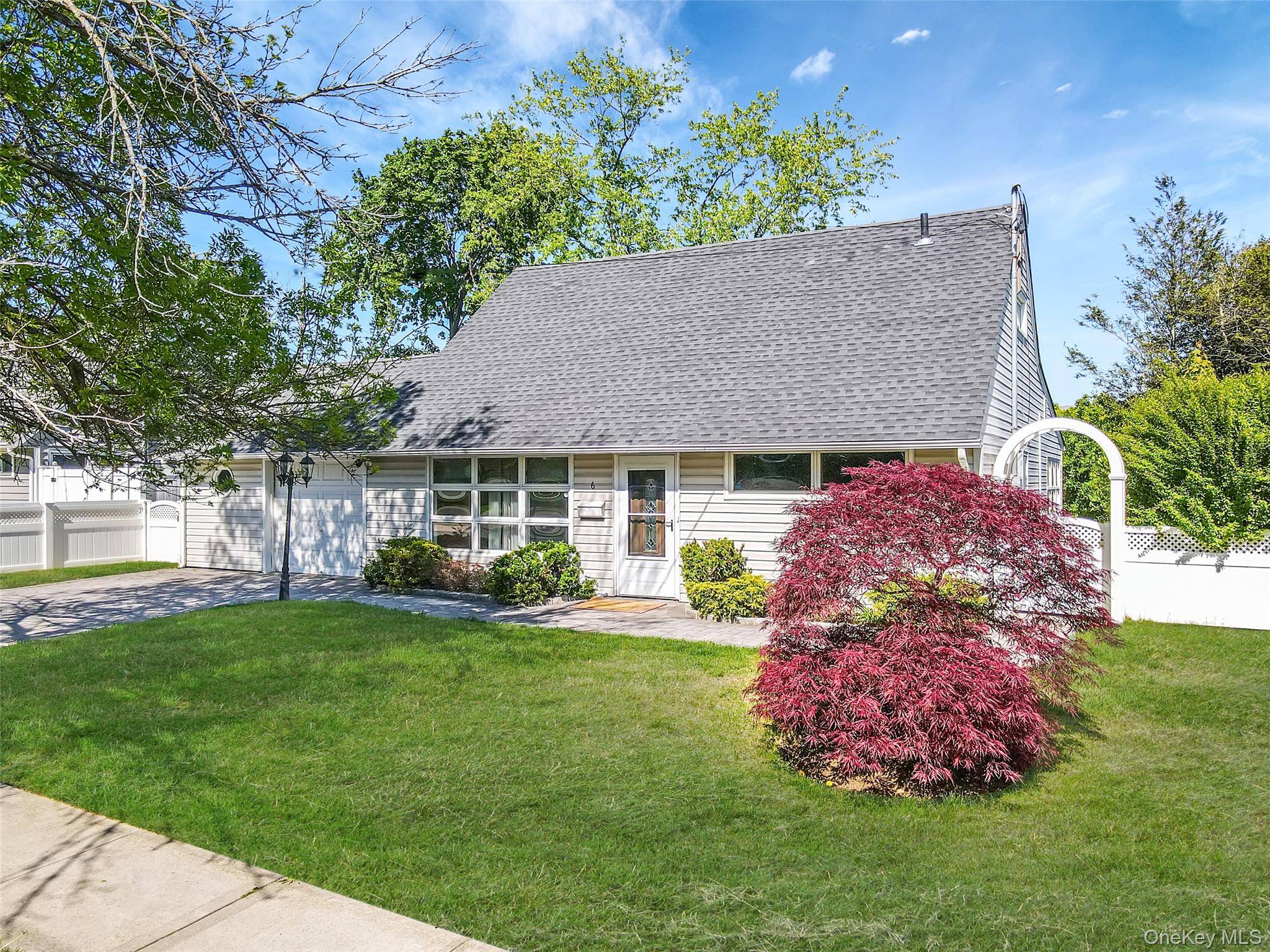 Casa de 3 Dormitorios en Venta en Syosset - Nueva York - EE. UU. - 1