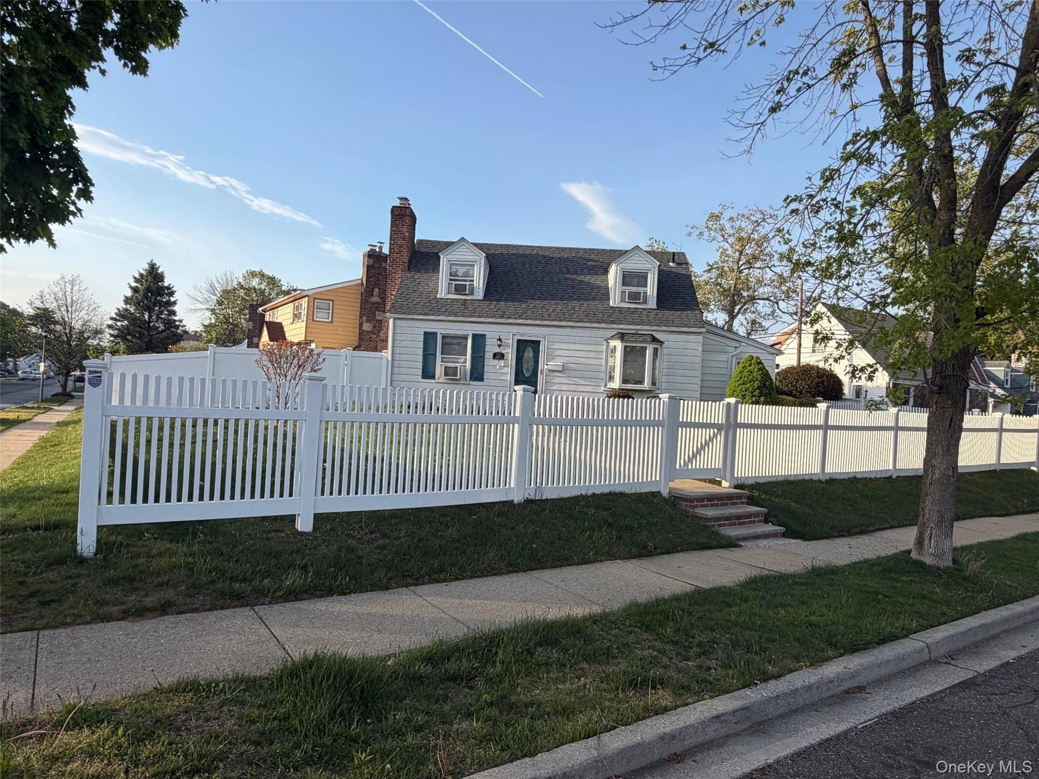 Casa de 3 Dormitorios en Venta en Uniondale - Nueva York - EE. UU. - 1