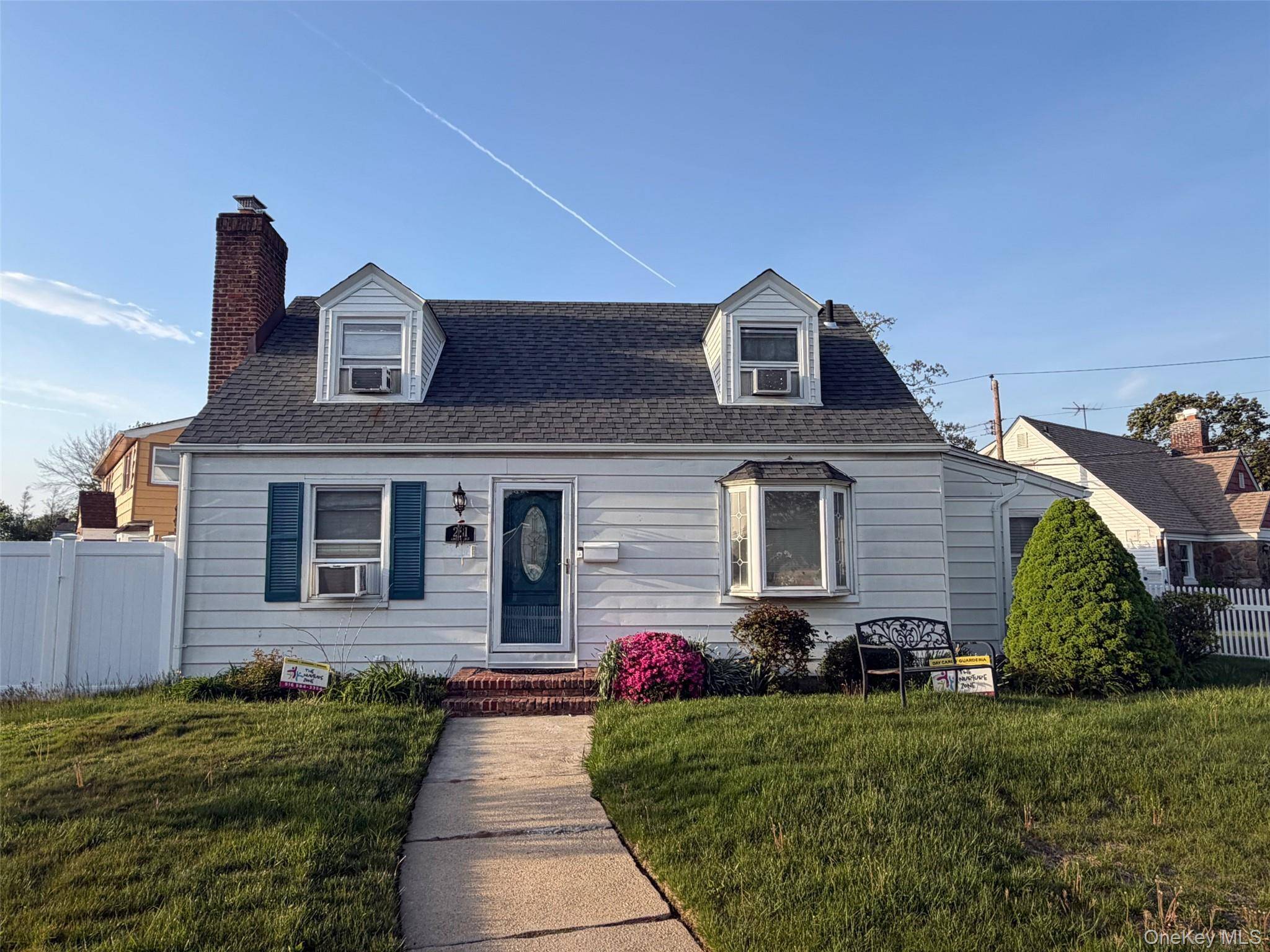 Casa de 3 Dormitorios en Venta en Uniondale - Nueva York - EE. UU. - 2