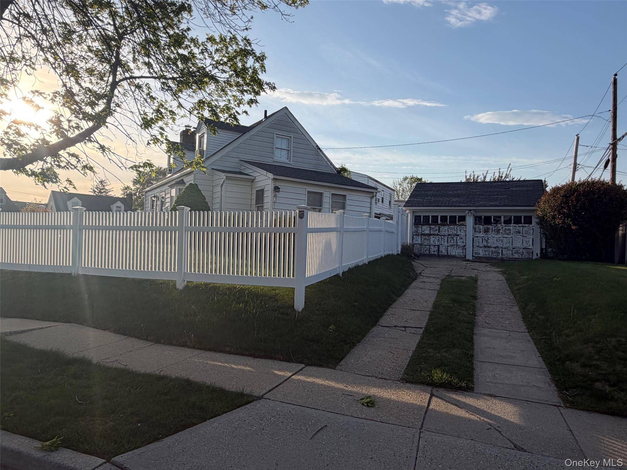 Casa de 3 Dormitorios en Venta en Uniondale - Nueva York - EE. UU. - 3