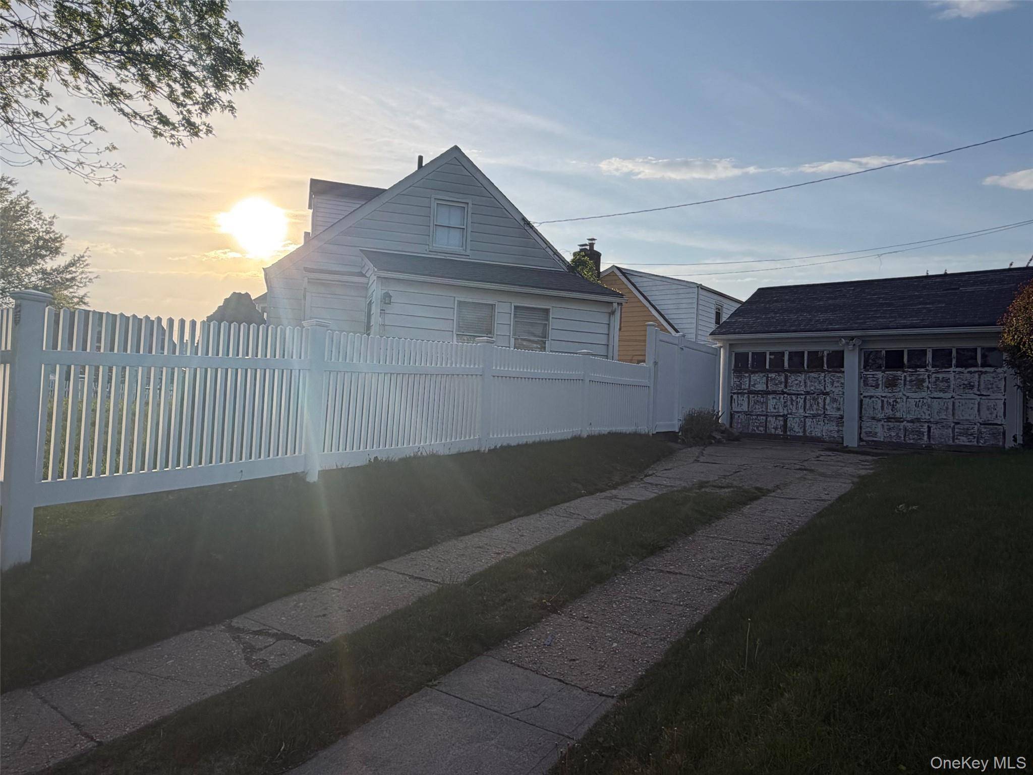 Casa de 3 Dormitorios en Venta en Uniondale - Nueva York - EE. UU. - 4