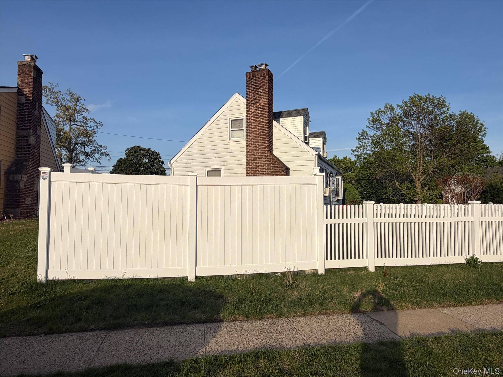 Casa de 3 Dormitorios en Venta en Uniondale - Nueva York - EE. UU. - 5