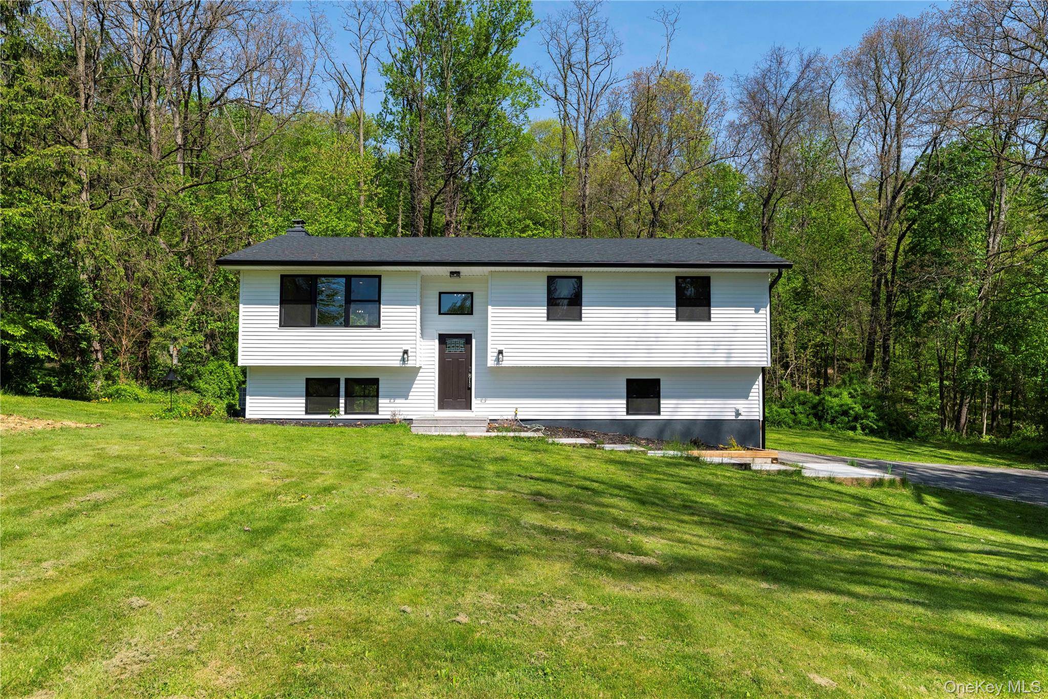 Casa com 3 Quartos à Venda em Wappingers Falls - Nova Iorque - EUA - 1