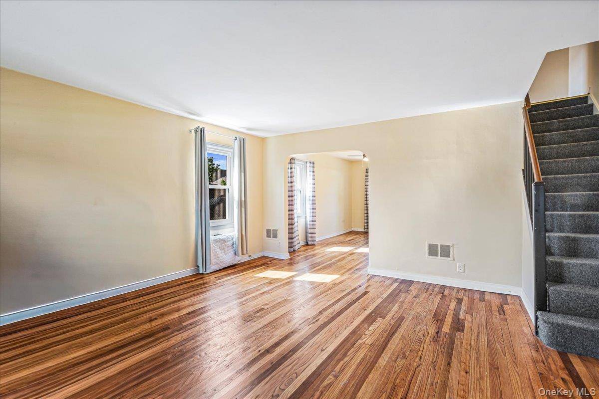 Casa de 3 Dormitorios en Venta en Whitestone - Nueva York - EE. UU. - 3