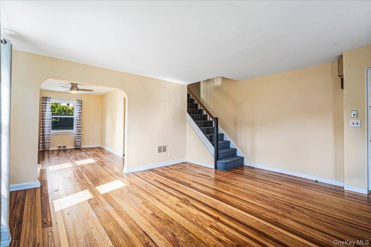 Casa de 3 Dormitorios en Venta en Whitestone - Nueva York - EE. UU. - 4