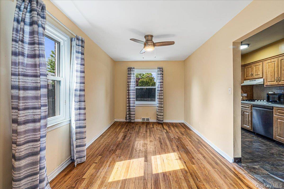 Casa de 3 Dormitorios en Venta en Whitestone - Nueva York - EE. UU. - 6