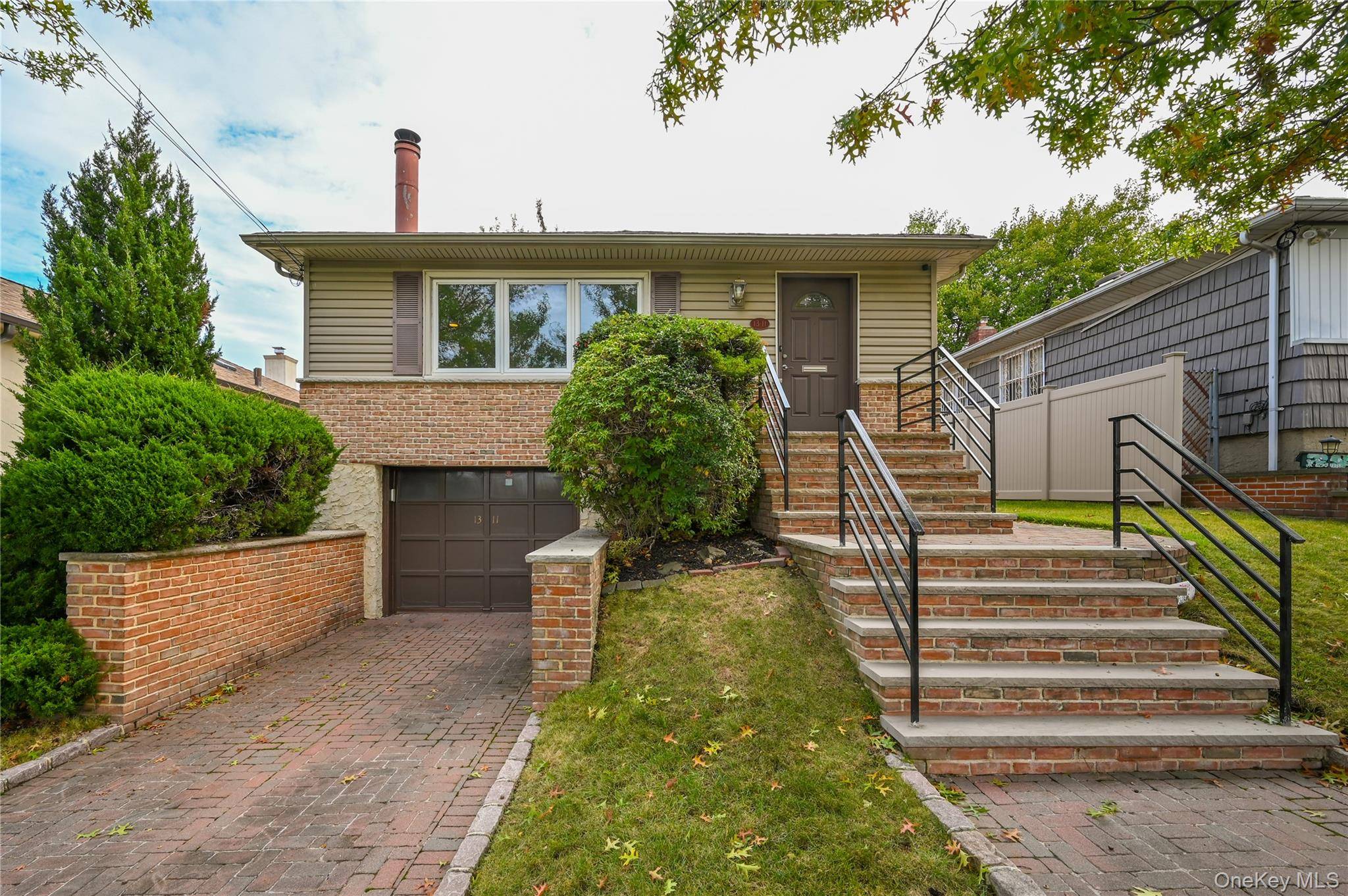 Casa de 3 Dormitorios en Venta en Whitestone - Nueva York - EE. UU. - 1