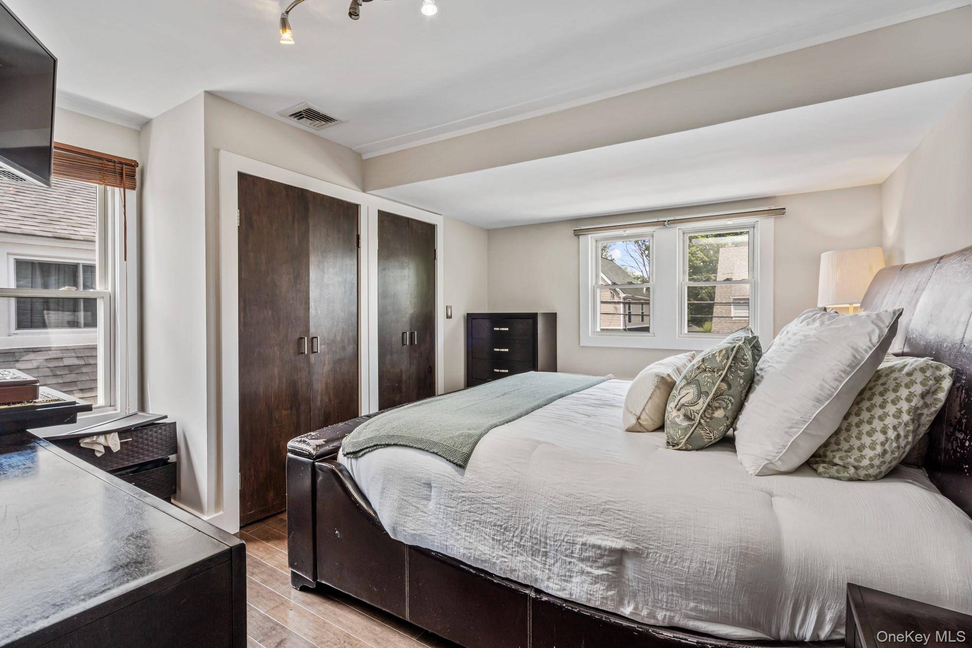 3 Bedroom Home for Sale in Williston Park - New York - USA - 8