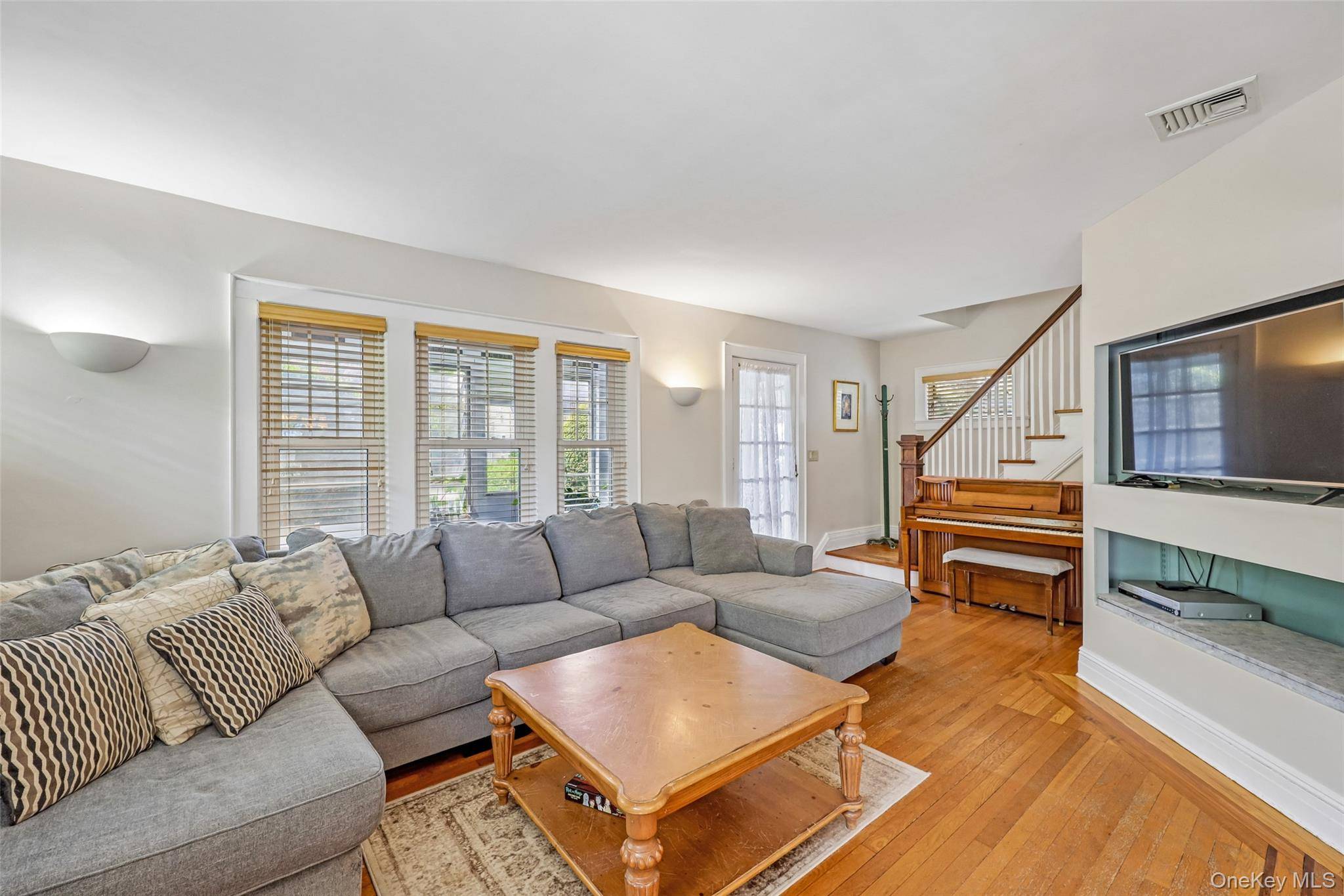3 Bedroom Home for Sale in Woodmere - New York - USA - 8