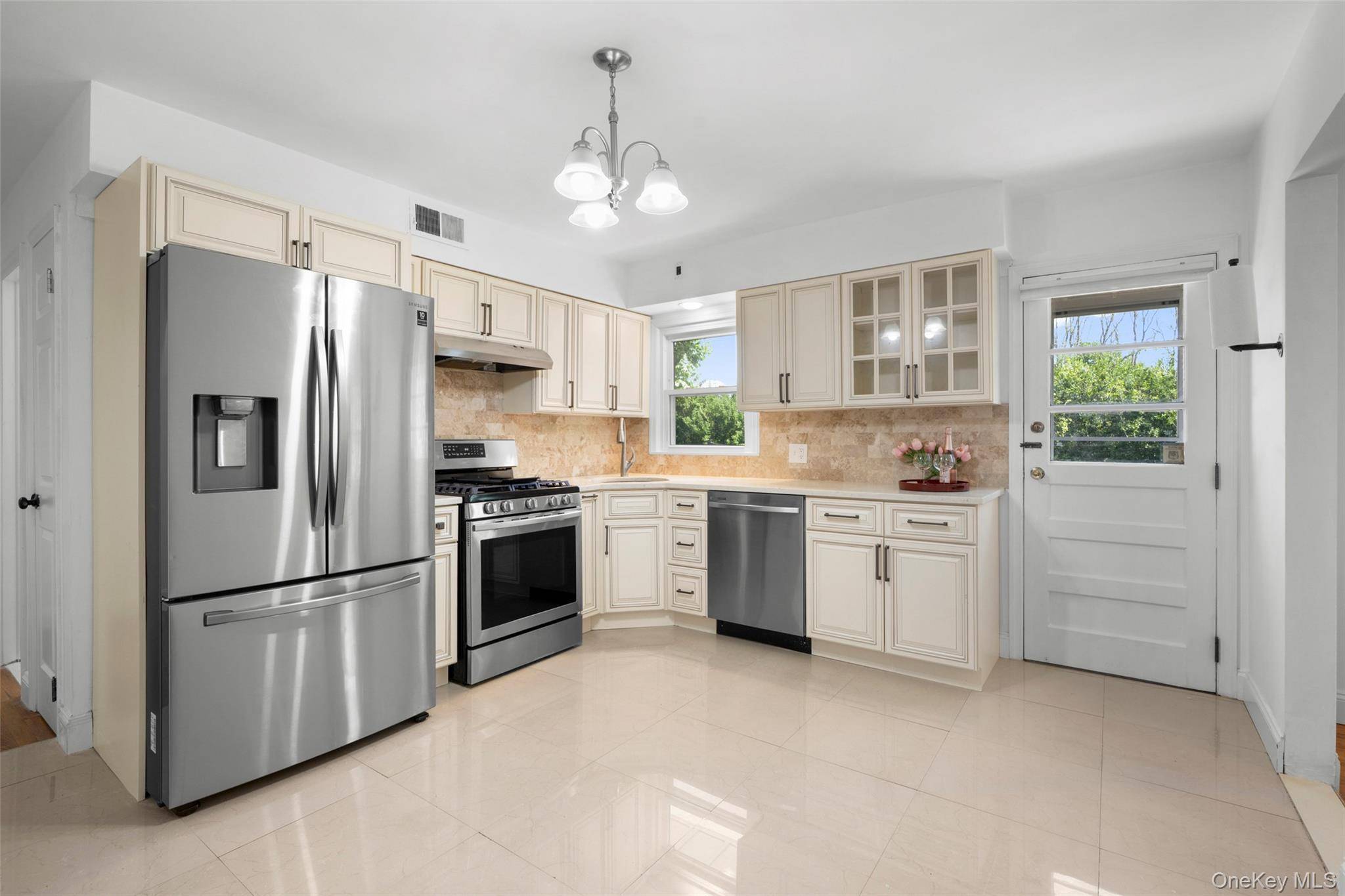 3 Bedroom Home for Sale in Yonkers - New York - USA - 7