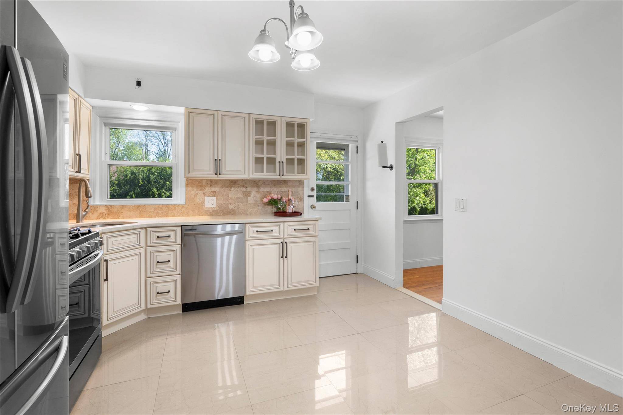 3 Bedroom Home for Sale in Yonkers - New York - USA - 8