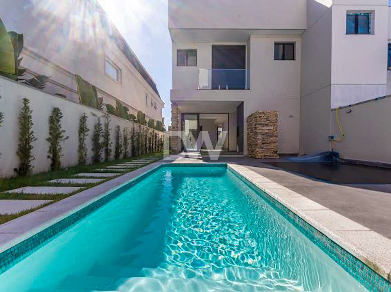 Casa com 3 Suítes à Venda em Balneário Camboriú - Santa Catarina - Brasil - 2
