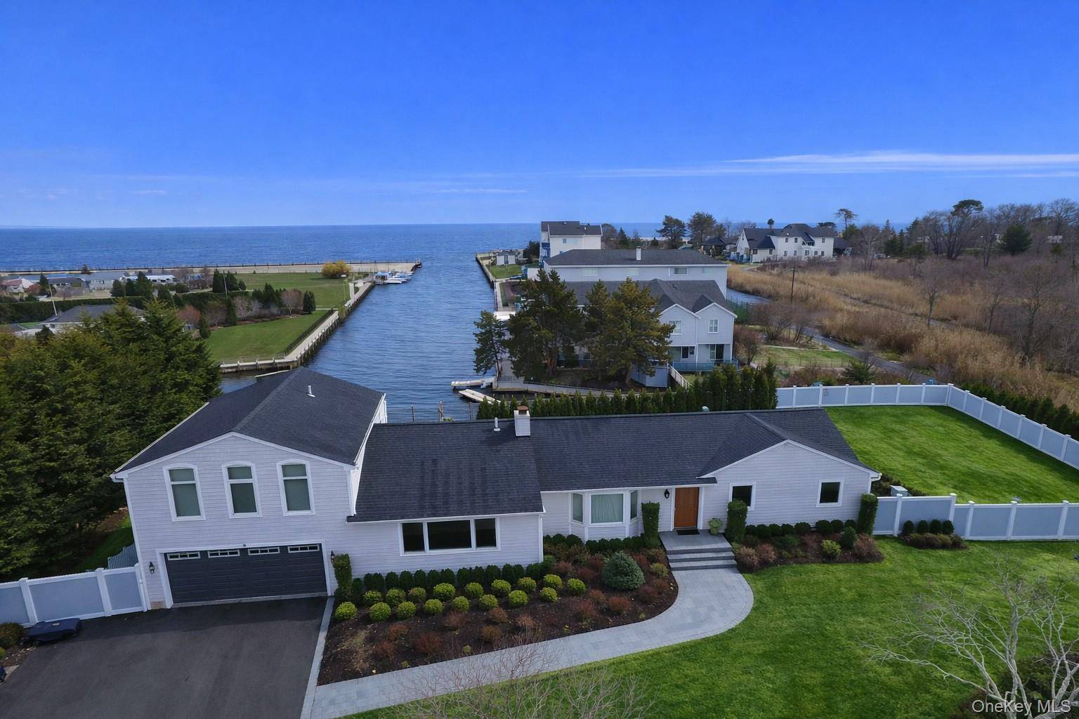 Casa de 4 Dormitorios Frente al Mar en Venta en Bayport - Nueva York - EE. UU. - 1